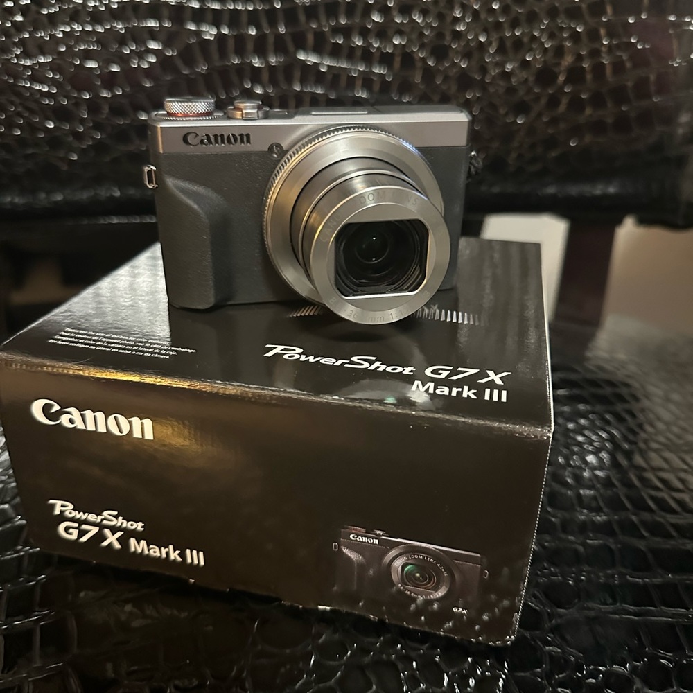 Canon PowerShot G7X Mark III 20.1 - Megapixel Digital Camera in Silver